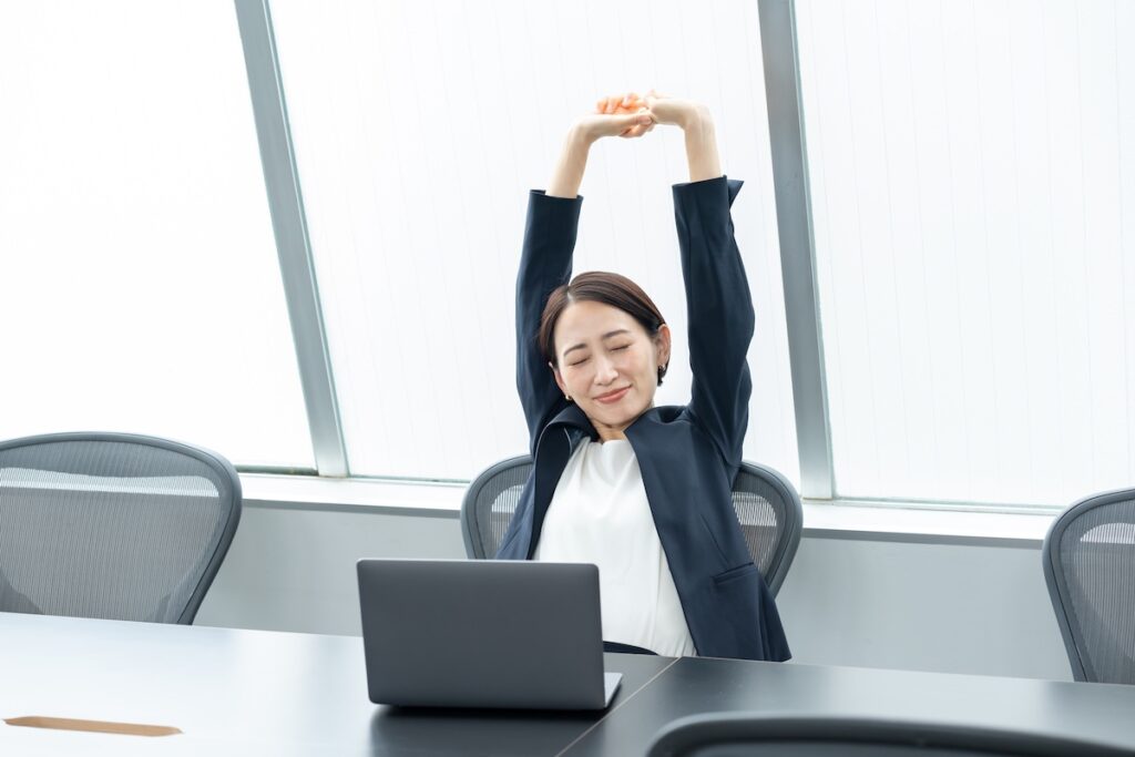 デスクワークで固まる“胸椎(背中の背骨)”をしなやかに! 呼吸と姿勢が変わるピラティス